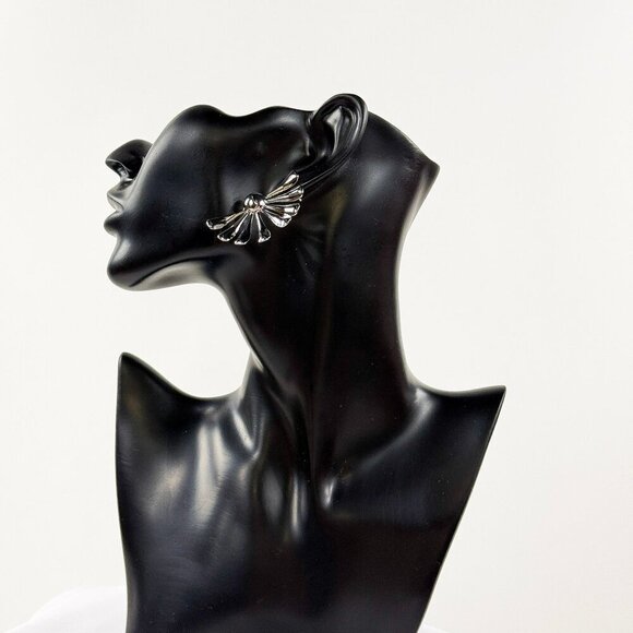 BRAND NEW IN BOX SILVER DAISY STUD EARRINGS SILVER HARDWARE SET - Picture 2 of 4